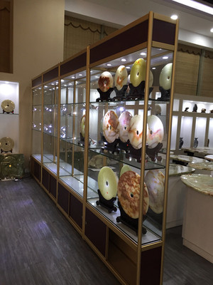 番禺区精品展柜钛合金展示柜